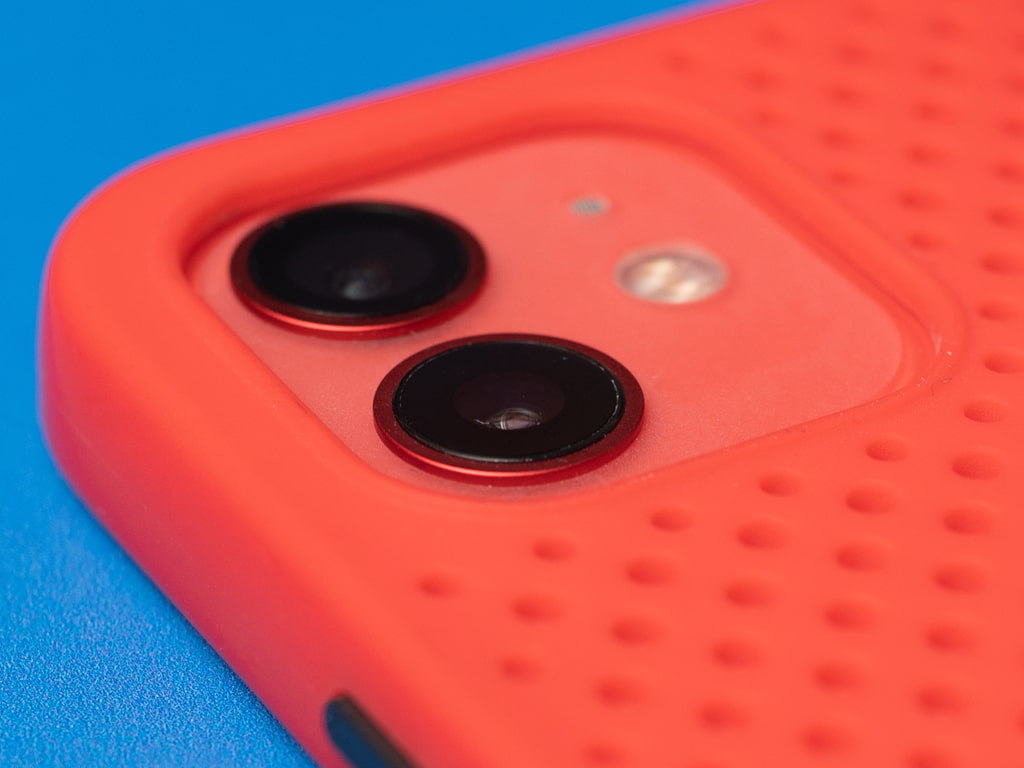 Děrovaný, gumový kryt na iPhone 12 a iPhone 12 Pro - Červený 4